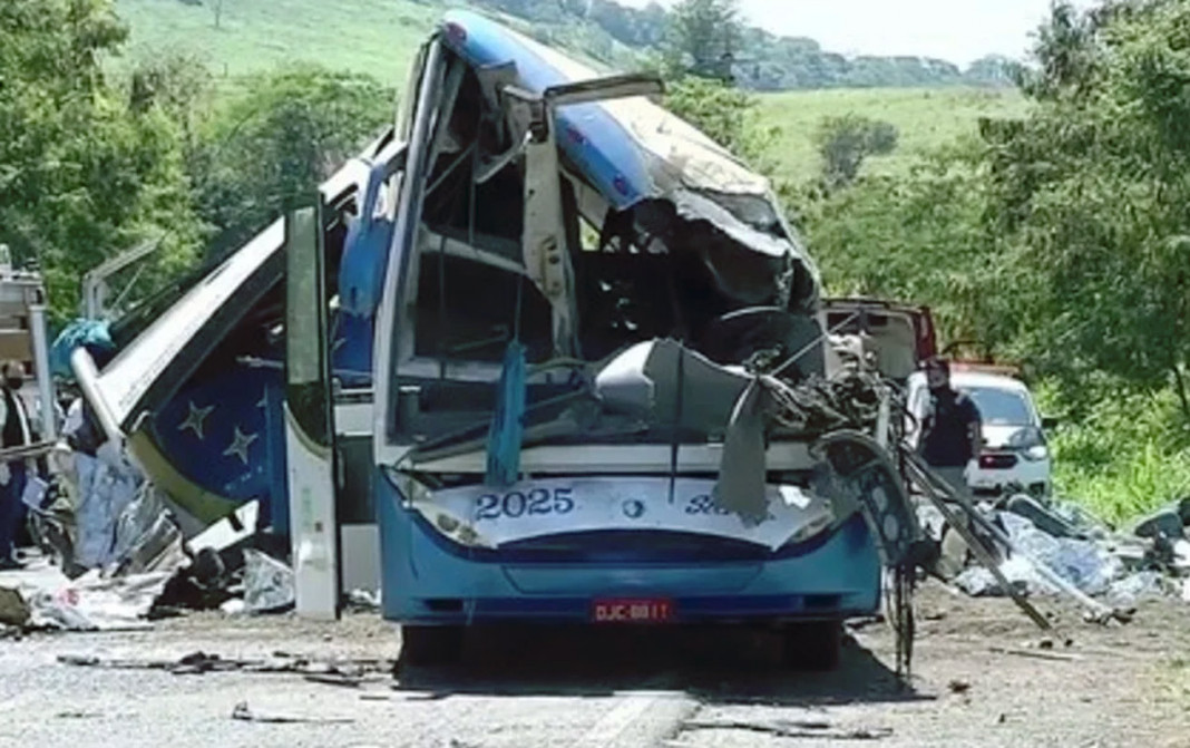 Tragedia en Brasil: al menos 37 muertos en un choque entre un camión y un micro