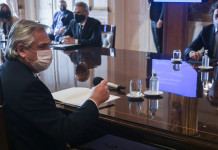 Ahora el Gobierno asegura que podría empezar la vacunación la primera quincena de enero Reunión oficial del comité de vacunación - Foto: Telam