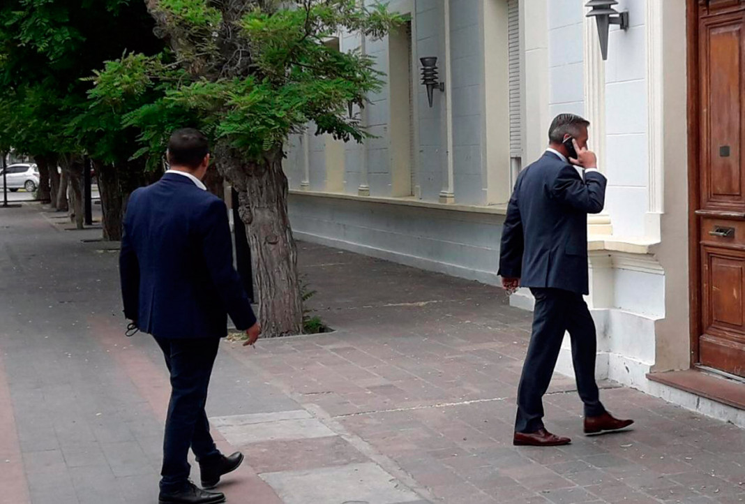 El gobernador Mariano Arcioni ingresa a la casa de gobierno -