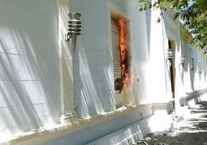 Protesta anti minera dejó fuego y destrozos en casa de gobierno