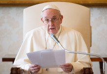 El Papa advirtió del peligro de convertir a la Iglesia en un partido político o una empresa