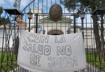 Rejas cerradas: negaron el ingreso de trabajadores del hospital a casa de gobierno Rejas cerradas: negaron el ingreso de trabajadores del hospital a casa de gobierno