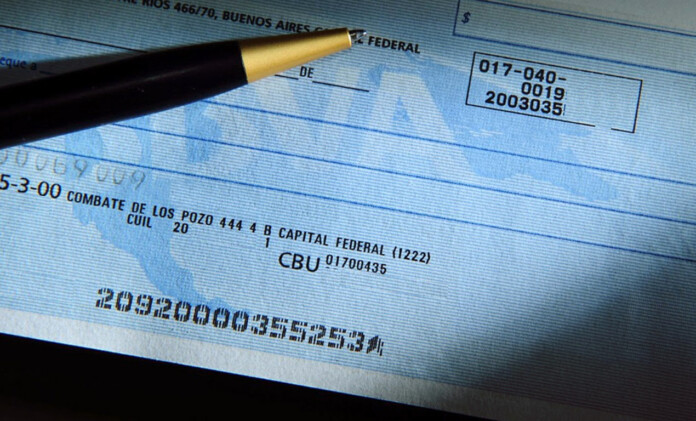 Polémica: rebajan el impuesto al cheque, pero sólo para empresas públicas
