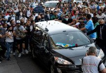 La muerte de Diego Maradona: tras los incidentes, el cortejo fúnebre se dirige al cementerio de Bella Vista