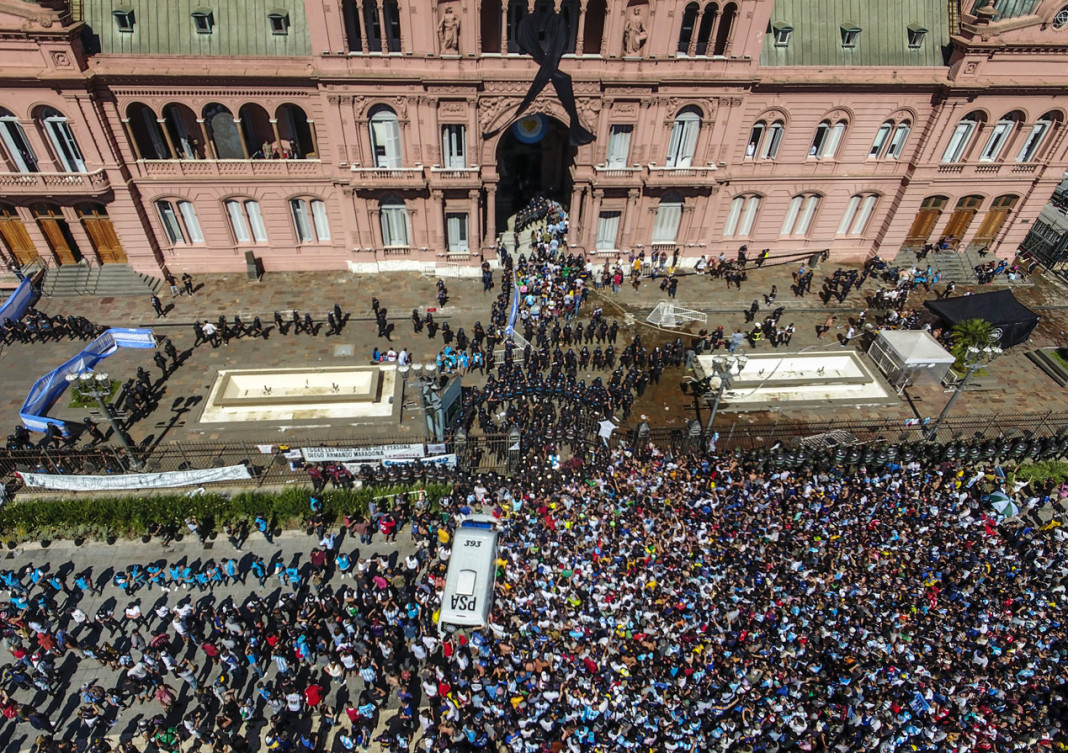 La muerte de Diego Maradona: tras los incidentes, el cortejo fúnebre se dirige al cementerio de Bella Vista