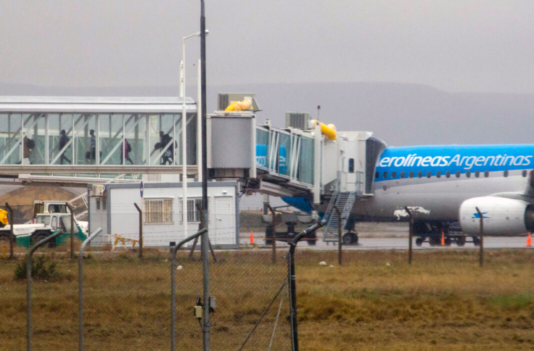 El avión de Aerolíneas Argentinas en la manga del aeropuerto de Río Gallegos - Foto: