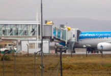 Desapareció Austral Líneas Aéreas: pasó a ser parte de Aerolíneas El avión de Aerolíneas Argentinas en la manga del aeropuerto de Río Gallegos - Foto: