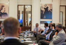El Gobierno impulsa otros planes, pero ya no niega reponer el IFE Alberto Fernández reunido con el gabinete económico