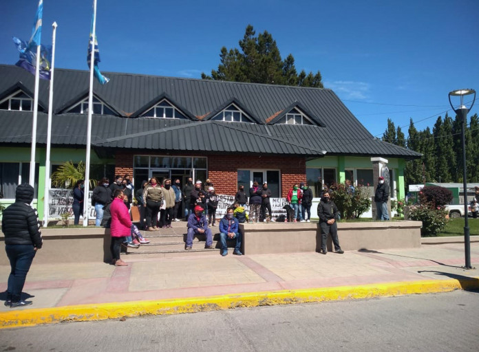 Municipales protestaron, el intendente culpó a la provincia y mágicamente, apareció la plata