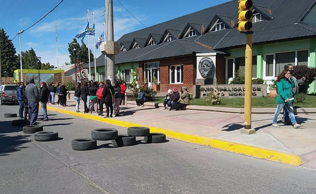 Municipales protestaron, el intendente culpó a la provincia y mágicamente, apareció la plata