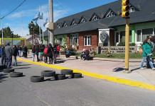 Sigue el acampe de municipales de Perito Moreno: pasaron navidad y seguirán allí hasta el 4 de enero Municipales protestaron, el intendente culpó a la provincia y mágicamente, apareció la plata