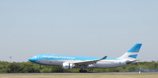 El vuelo de Aerolíneas Argentina con las primeras dosis de la vacuna rusa llegó al país