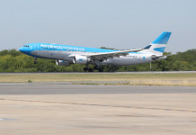 El vuelo de Aerolíneas Argentina con las primeras dosis de la vacuna rusa llegó al país