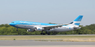 El vuelo de Aerolíneas Argentina con las primeras dosis de la vacuna rusa llegó al país