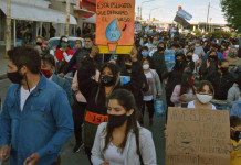 CALETA OLIVIA DESPIERTA: RECLAMAN POR EL AGUA EN LAS CALLES Y AMENAZAN CON LOS VOTOS EN LAS URNAS CALETA OLIVIA DESPIERTA: RECLAMAN POR EL AGUA EN LAS CALLES Y AMENAZAN CON LOS VOTOS EN LAS URNAS