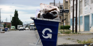 La G de Pablo Grasso en los contenedores de basura -