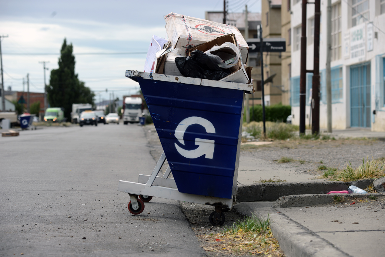 La G de Pablo Grasso en los contenedores de basura -