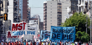Una gran marcha piquetera sorprendió y le metió presión a la gestión de Alberto Fernández