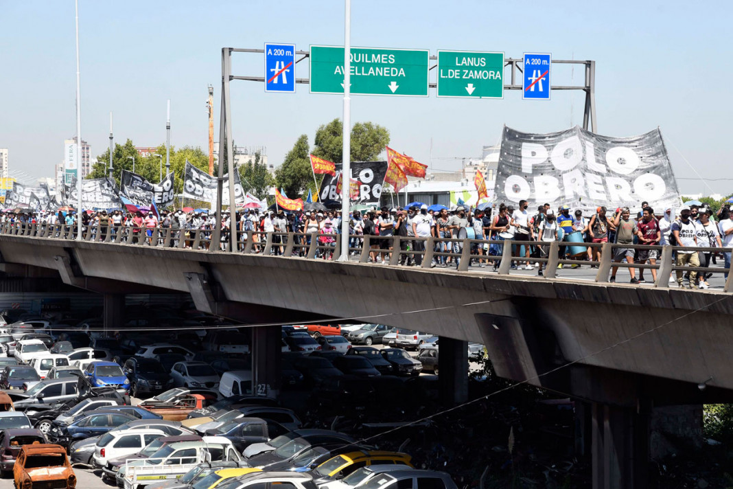 Una gran marcha piquetera sorprendió y le metió presión a la gestión de Alberto Fernández