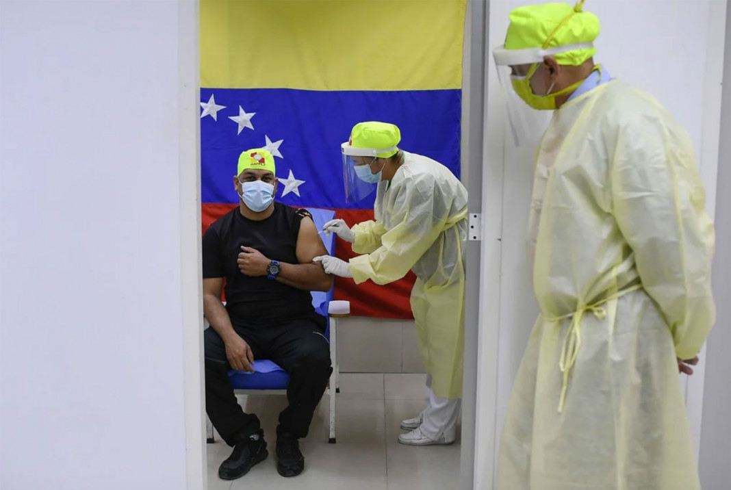 En Venezuela, los diputados chavistas son los primeros en vacunarse y lo celebran en las redes sociales