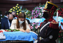 LA HIPOCRESÍA, LA MENTIRA Y EL USO POLÍTICO DE LA MUERTE DONDE SOLO IMPORTA LA BANCA Velorio del expresidente de la República Argentina, Carlos Saul Menem, en el Salón Azul del Congreso de la Nación, en Buenos Aires, Argentina, el 14 de Febrero del 2021 - Fotos: Charly Diaz Azcue/Comunicación Senado