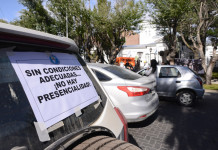 ADOSAC RESOLVIÓ ACEPTAR 15% DE AUMENTO EN MARZO Y PROPUSO SEGUIR NEGOCIANDO Enfermeros autoconvocados y ADOSAC marcharon a la casa de gobierno de Santa Cruz – Foto: OPI Santa Cruz/Francisco Muñoz