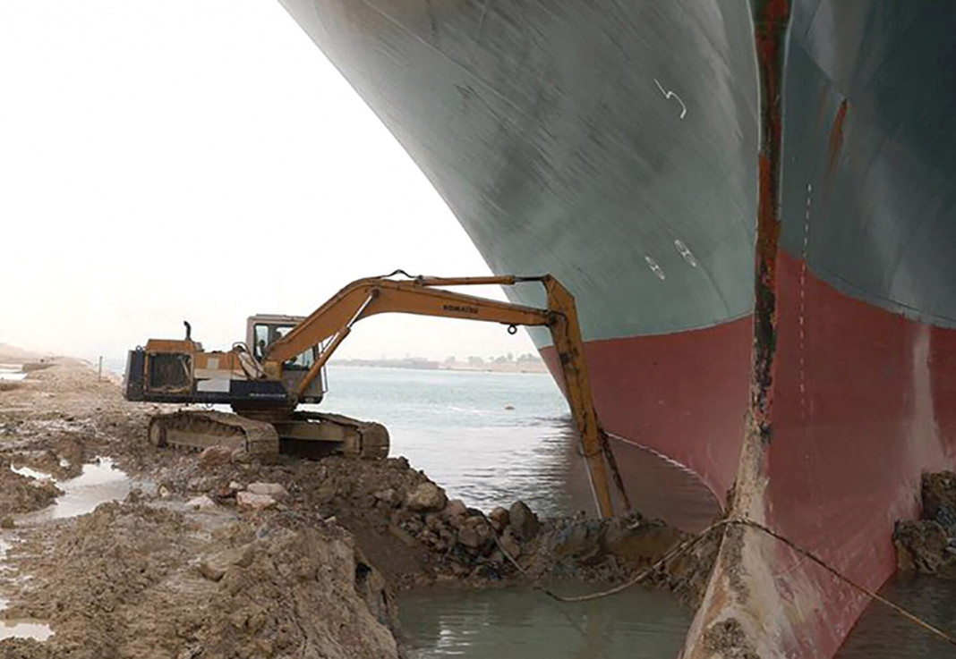 Canal de Suez: desencallar el buque podría llevar semanas y la fila de barcos en espera se agranda