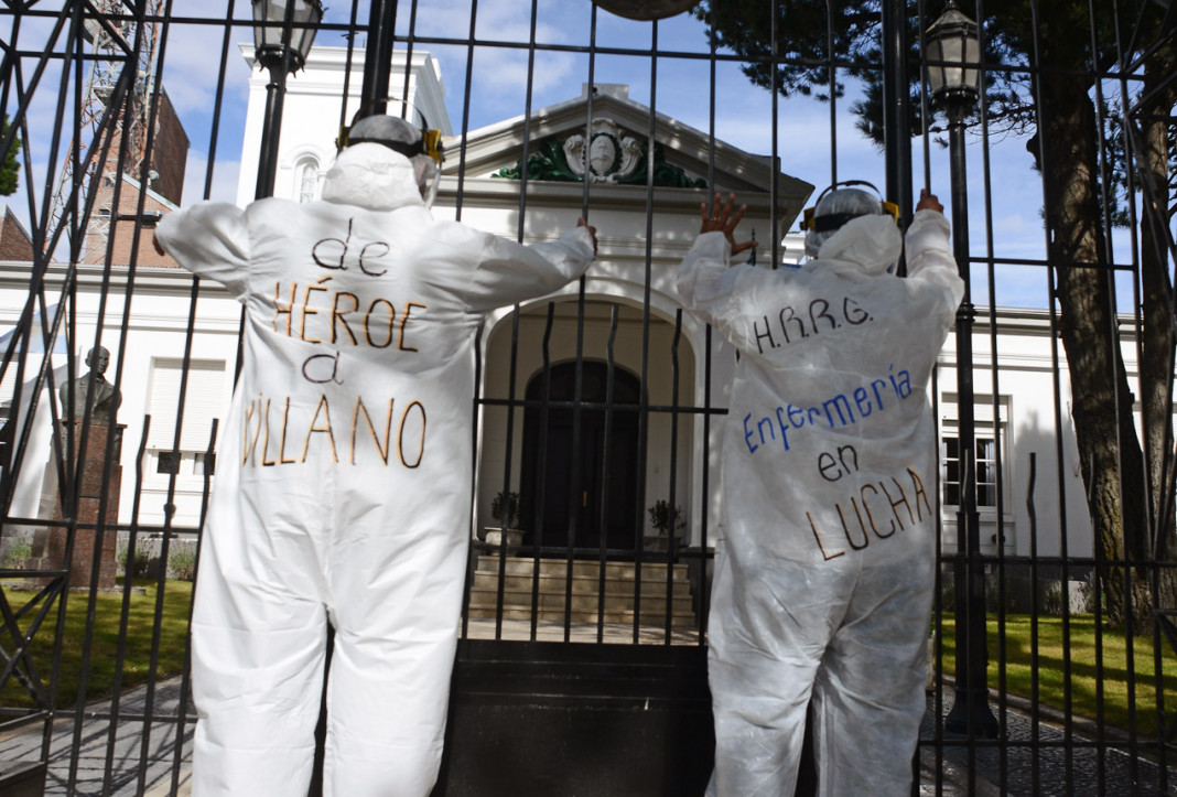 Enfermeros autoconvocados y ADOSAC marcharon a la casa de gobierno de Santa Cruz – Foto: OPI Santa Cruz/Francisco Muñoz
