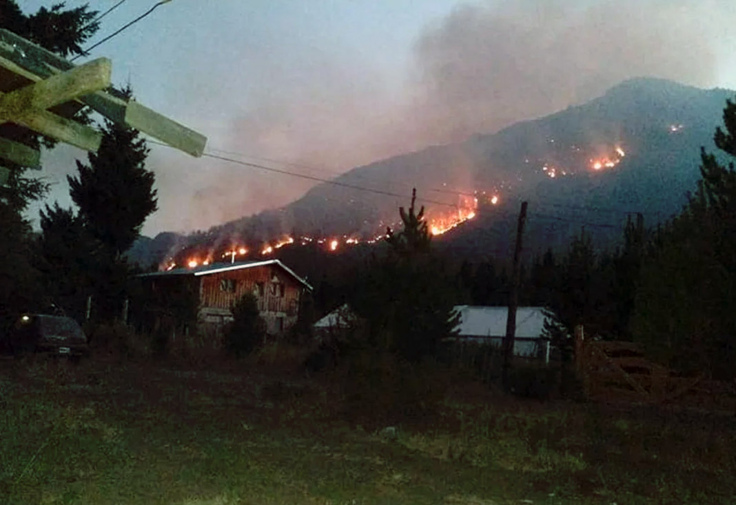 116 propiedades quemadas, 12 desaparecidos y más casas amenazadas en los incendios cordilleranos de Chubut