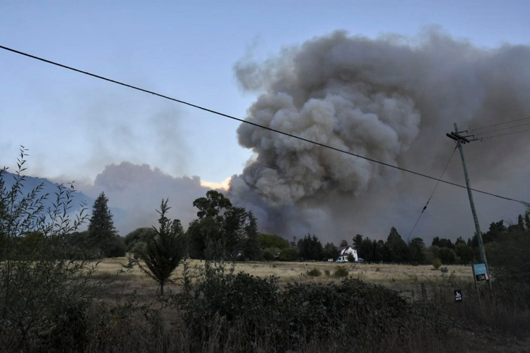 LLEGÓ LA LLUVIA A LA CORDILLERA, EXTINGUIÓ EL FUEGO Y DEJÓ EN CARNE VIVA LOS RASTROS DE UN DESASTRE, DE LA INCAPACIDAD Y LA MENTIRA