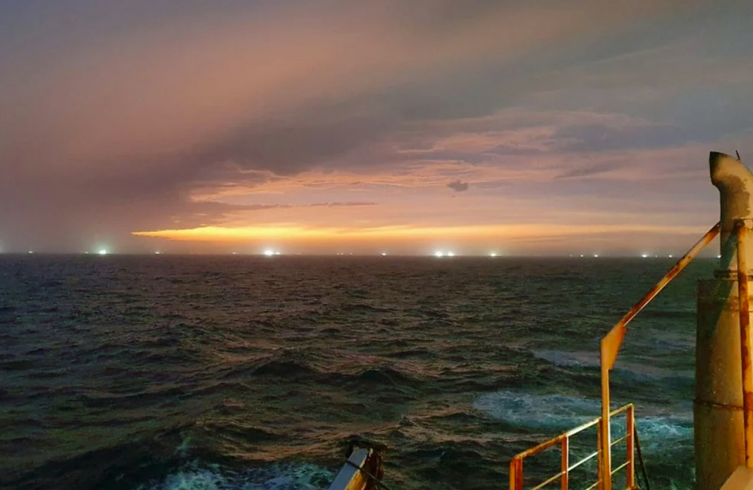 Según el último monitoreo de Greenpeace, el frente del Mar Argentino está “sitiado” por una flota de barcos extranjeros