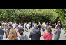 DOCENTES, PADRES Y ALUMNOS SE MANIFESTARON FRENTE A LA CASA DE CRISTINA FERNÁNDEZ DONDE ELLA SE ENCUENTRA EN ESTE MOMENTO