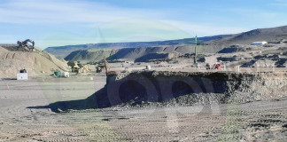 VOLVIÓ A AGRIETARSE EL TERRENO EN CONDOR CLIFF Y PELIGRA LA CONSTRUCCIÓN DEL DIQUE EN EL LUGAR INDICADO