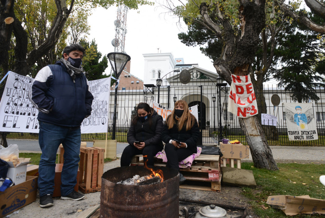 Personal de salud frente a la casa de gobierno - Foto: OPI Santa Cruz/Francisco Muñoz