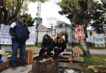 FALTA DE PAGO DE GUARDIAS, NINGUNEO Y NOTIFICACIÓN POLICIAL AL PERSONAL DE SALUD QUE ACAMPA FRENTE A CASA DE GOBIERNO Personal de salud frente a la casa de gobierno - Foto: OPI Santa Cruz/Francisco Muñoz