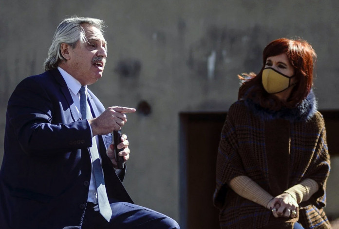 Cristina Kirchner observa al Presidente Alberto Fernández