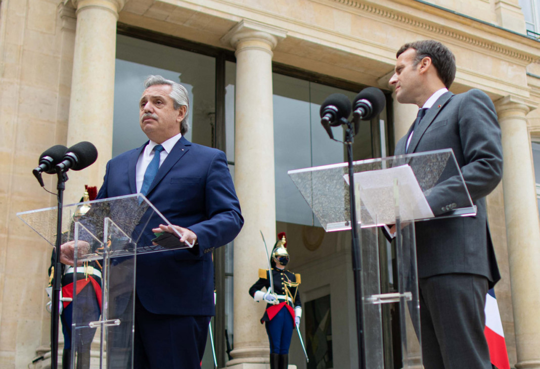 Alberto Fernández junto a Emmanuel Macron en Francia