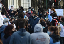 CACEROLAZO EN RÍO GALLEGOS EN APOYO A LOS ENFERMEROS DESALOJADOS POR LA FUERZA FRENTE A CASA DE GOBIERNO Reclamo enfermeros Casa de Gobierno - Foto: OPI Santa Cruz/Francisco Muñoz