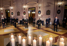 GOBIERNOS DE LA SIMULACIÓN Una ceremonia en memoria de los muertos por Covid-19