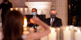 Una ceremonia en memoria de los muertos por Covid-19