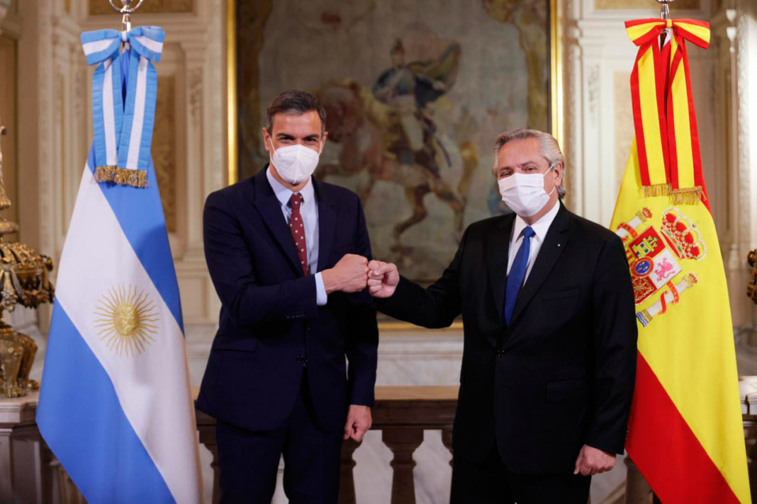 Alberto Fernández recibe a Pedro Sánchez y a una comitiva de empresarios españoles