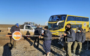 SIGUE EL PIQUETE EN EL ACCESO A LA BARRANCOSA, PERO HASTA HOY LA UTE NO ASEGURÓ EL PAGO DE LA DEUDA Y EL CONFLICTO CONTINÚA SIGUE EL PIQUETE EN EL ACCESO A LA BARRANCOSA, PERO HASTA HOY LA UTE NO ASEGURÓ EL PAGO DE LA DEUDA Y EL CONFLICTO CONTINÚA