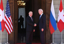 Apretón de manos y gestos amables: comenzó el primer cara a cara entre Joe Biden y Vladimir Putin Joe Biden junto a Vladimir Putin