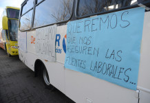 EFECTO DE LA CRISIS EN REPRESAS: EMPRESAS QUE RECLAMARON QUEDARON SIN CONTRATOS, CHOFERES SIN TRABAJO Y UN GREMIO QUE SE ARMA CON EMPRESARIOS DEL TRANSPORTE Reclamo de empresas de transporte de represas frente a la casa de gobierno