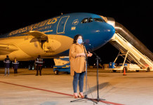 Tras más de un año de polémica, el Gobierno anunció el acuerdo para comprar 20 millones de vacunas de Pfizer Llegan vacunas a Ezeiza conferencia de Carla Vizzotti -