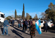 Productores cortaron una ruta por un conflicto con La Cámpora Corte de ruta en Carmen de Patagones