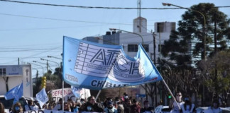 DOCENTES Y SALUD MOVILIZARON EN RAWSON INSULTANDO AL GOBERNADOR ARCIONI