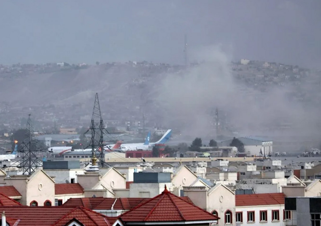 Una fuerte explosión afuera del aeropuerto de Kabul profundiza el miedo y el caos
