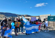 MIENTRAS EL MINISTRO TROTTA ESTA AISLADO EN RÍO GALLEGOS, EN ROSPENTEK, LOS MILITARES CON TANQUETAS Y HOMBRES ARMADOS, IMPIDIERON QUE PADRES Y ALUMNOS LLEGARAN A LA ESCUELA Nº 50
