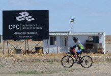 Obrador abandonado de CPC en la autovia Caleta Olivia - Comodoro Rivadavia en construcción - Foto: OPI Santa Cruz/Francisco Muñoz